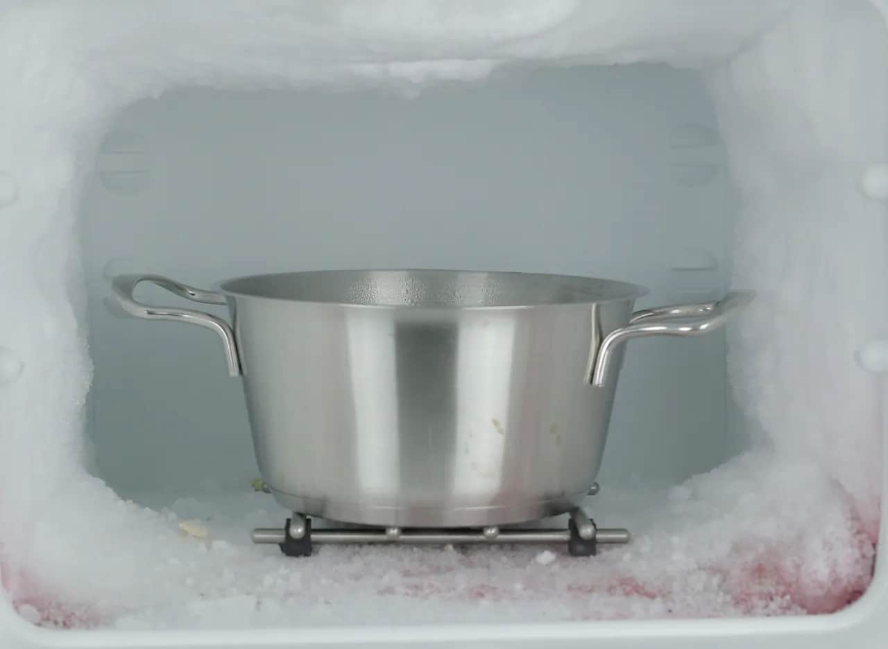 Rozmrażanie zamrażarki w lodówce? Oszczędź prąd i uniknij błędów!