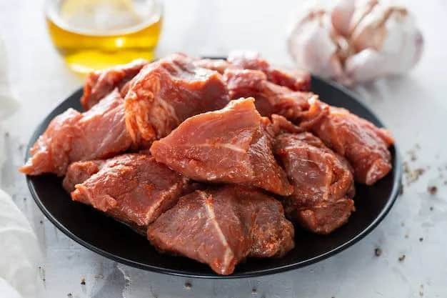 Jak długo przechowywać zamarynowane mięso w lodówce? Bezpieczeństwo!