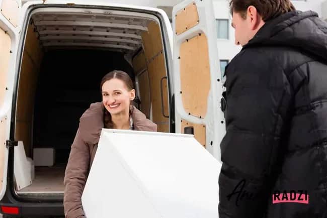 Jak przewieźć lodówkę: pionowo czy na leżąco? Ekspert radzi