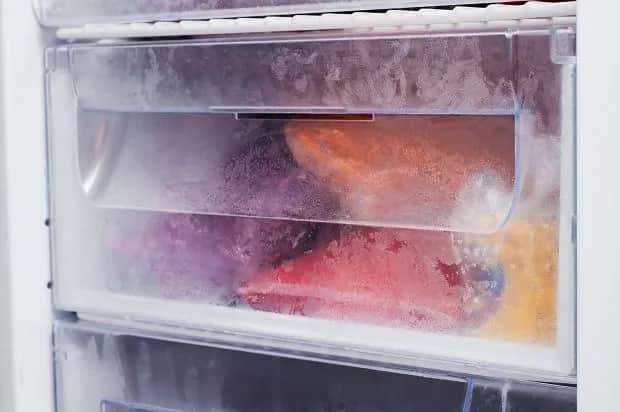 Lód w zamrażarce? Oszczędź prąd! Przyczyny i jak zapobiegać