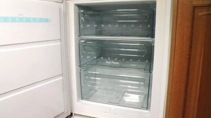 Jak skutecznie umyć zamrażarkę? Poradnik krok po kroku + triki!