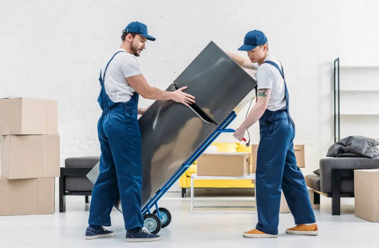 Jak przewieźć lodówkę na leżąco? Uniknij awarii! Kluczowe zasady