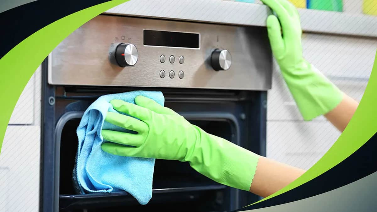 Jak wyczyścić piekarnik? Domowe i prof. sposoby na lśniący sprzęt