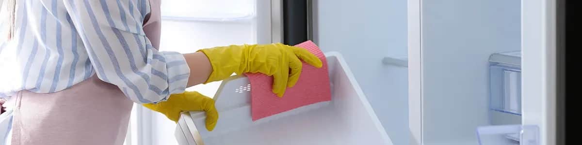 Jak umyć nową lodówkę? Bezpieczne czyszczenie krok po kroku