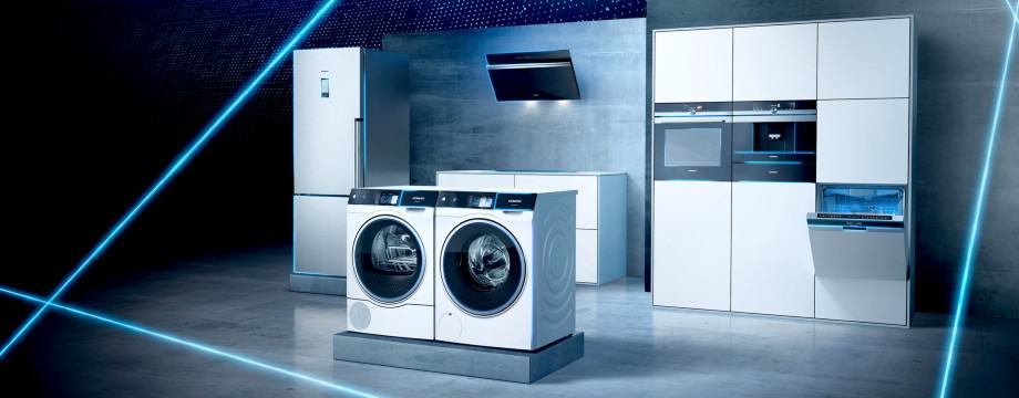 Pralki Siemens w kuchni z innymi urządzeniami i niebieskim oświetleniem